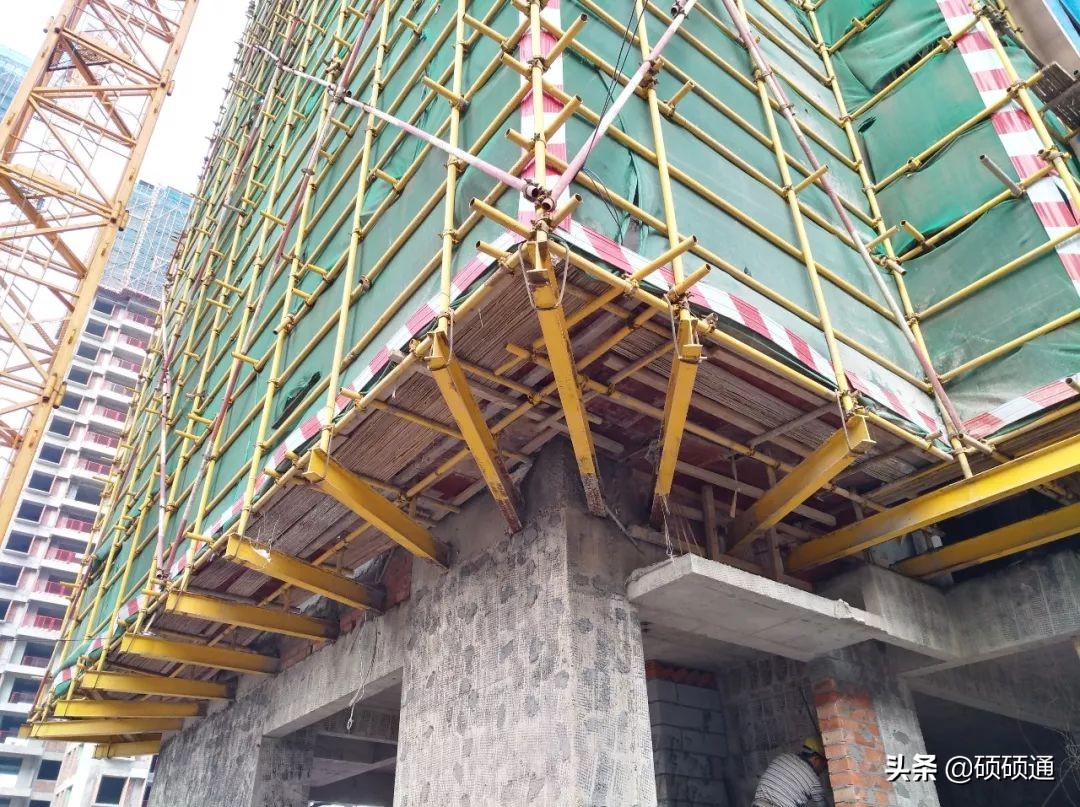 一种新型悬挑架的安装搭设装置,施工现场新型悬挑架