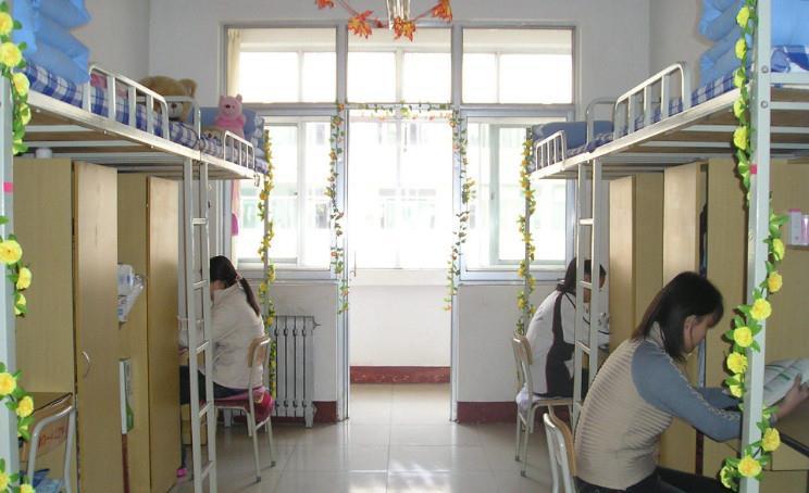 女大学生买20粒避孕药磨成粉,分批放入室友饭里,网友:太狠了