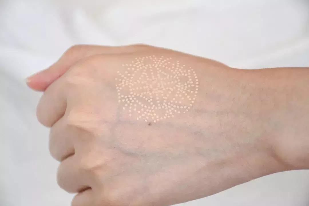 12小时不脱妆保湿提亮遮瑕,春夏妆容持久不脱妆的秘密