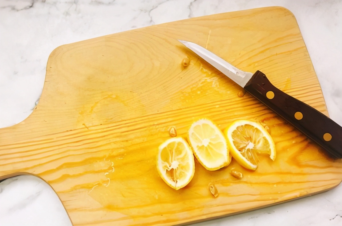 山东“大葱花椒柠檬茶”，葱当吸管喝，下面是花椒，网友：绝了