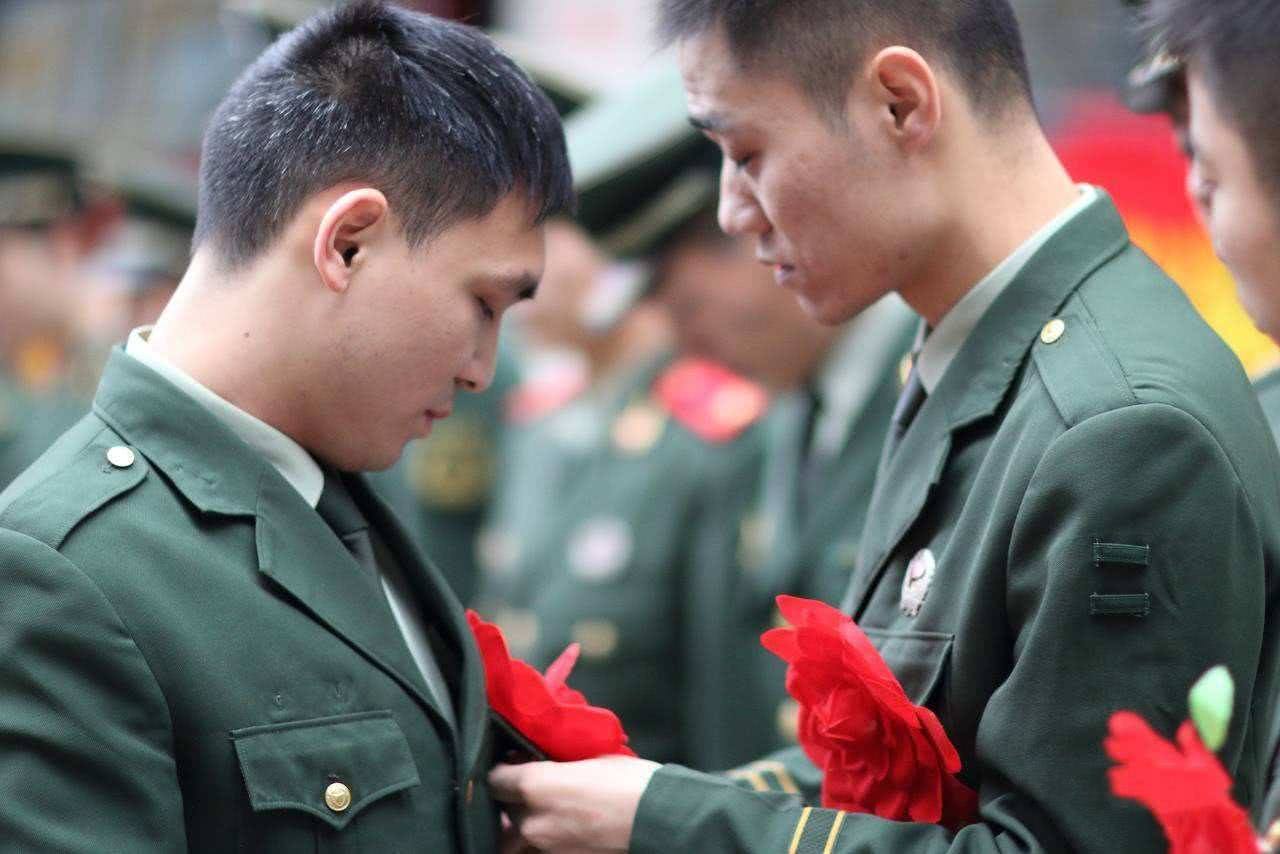 大学生当兵几年可以回来继续学习,大学生去当兵当什么兵好