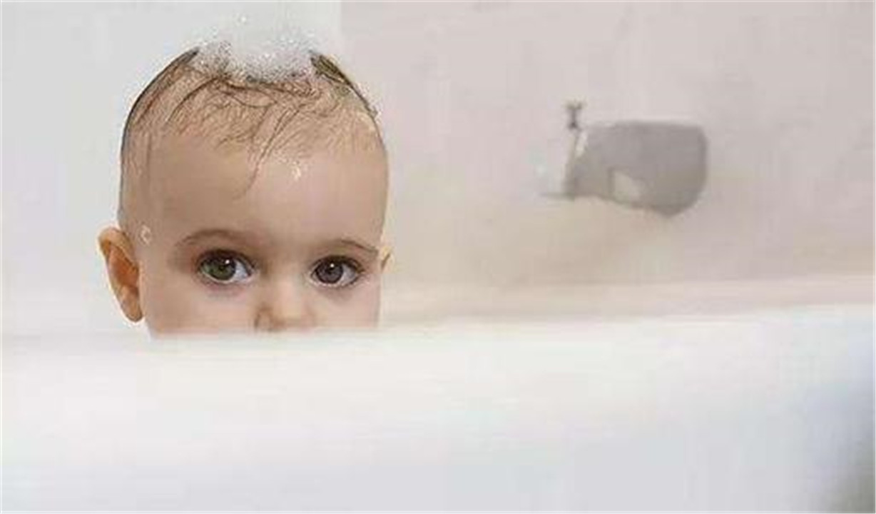 宝宝喜欢用手抓脸是什么原因,为啥小婴儿总爱打脸