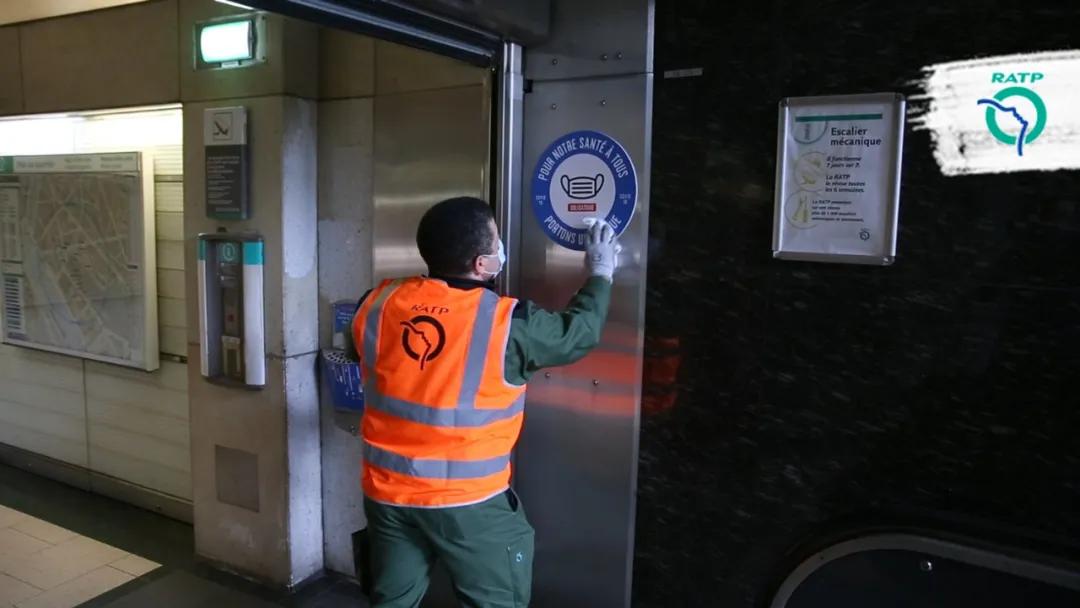 在贴满了一百万张贴纸之后，我快不认识巴黎地铁了…