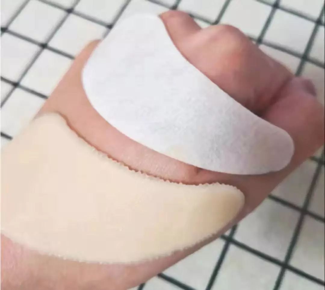 肖战敷面膜现身,肖战眼膜