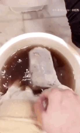 啊呀!你的脚后跟看起来糙得像位“真正男子汉”