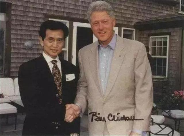 “气功大师”严新：80年代的大忽悠，跌落神坛后，狼狈逃往海外