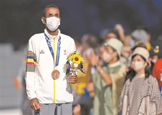 巴西足球队拒绝穿匹克运动服,巴西男足夺冠拒穿中企赞助领奖服