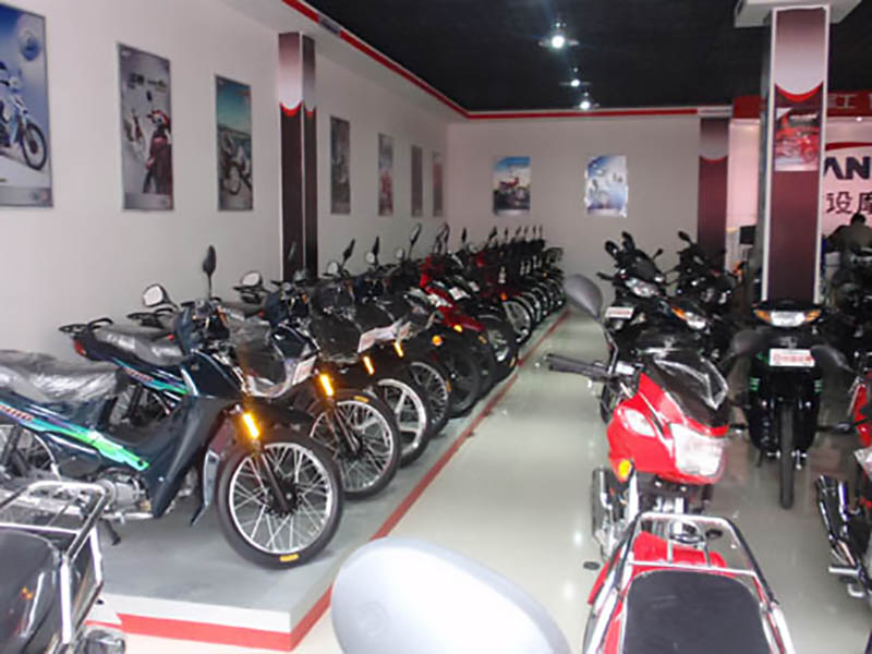 90后养蜂创业小伙子,年轻小伙深山养蜂创业