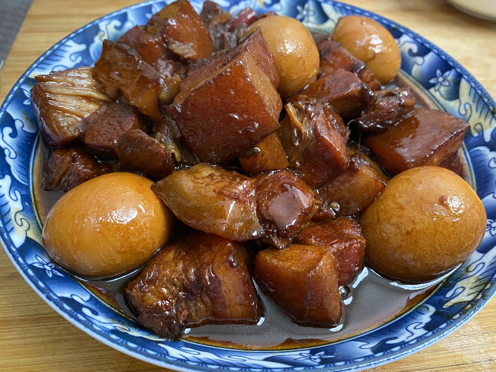 做红烧肉是红糖好还是白糖好,做红烧肉时用冰糖还是白糖