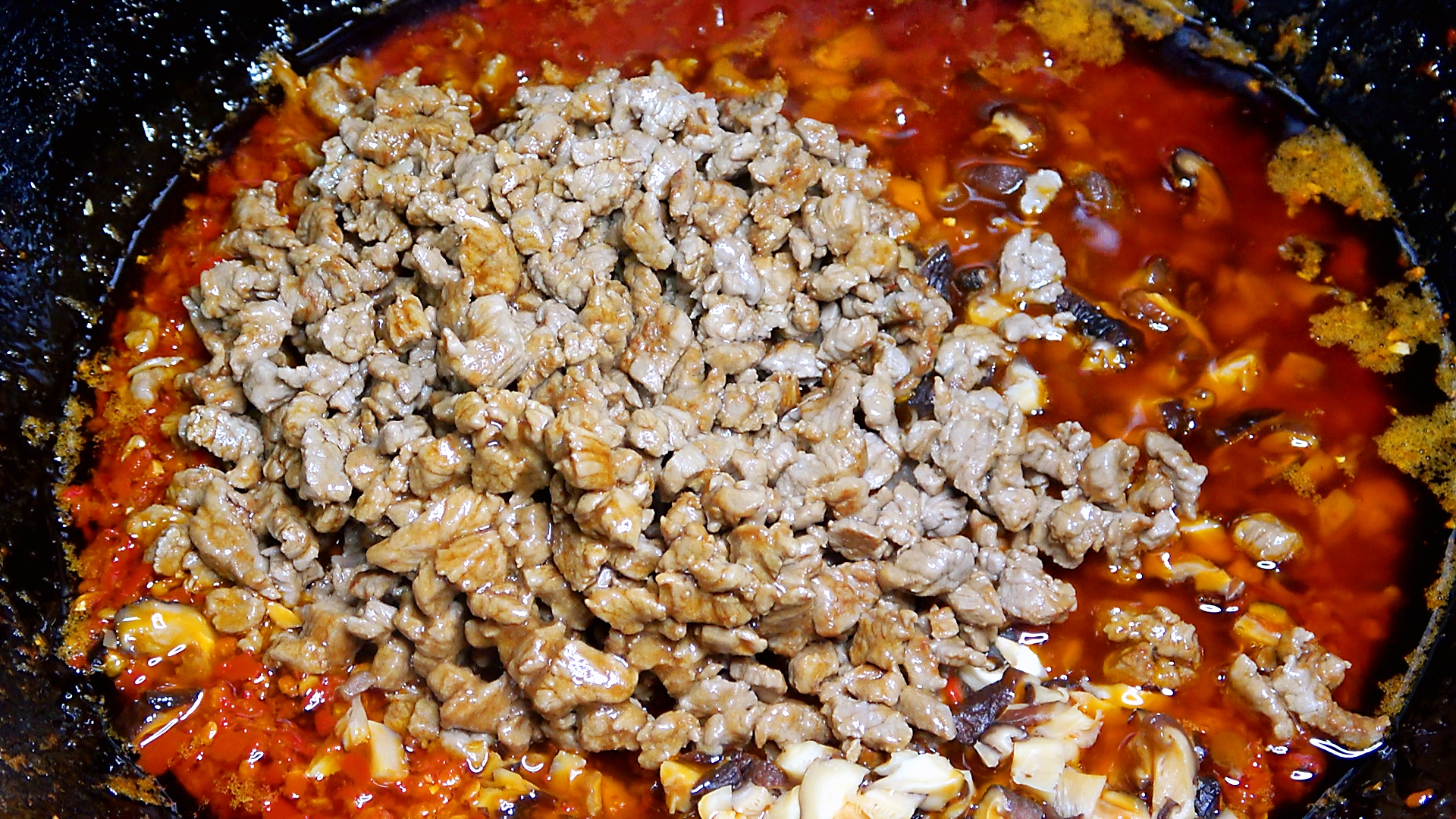 下饭神器香菇牛肉酱不是辣的,罐装下饭牛肉酱香菇味