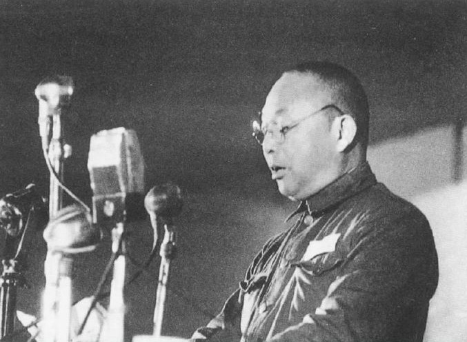 三股力量开出“条件”拉拢这位国军中将，为何他最后选择率部起义