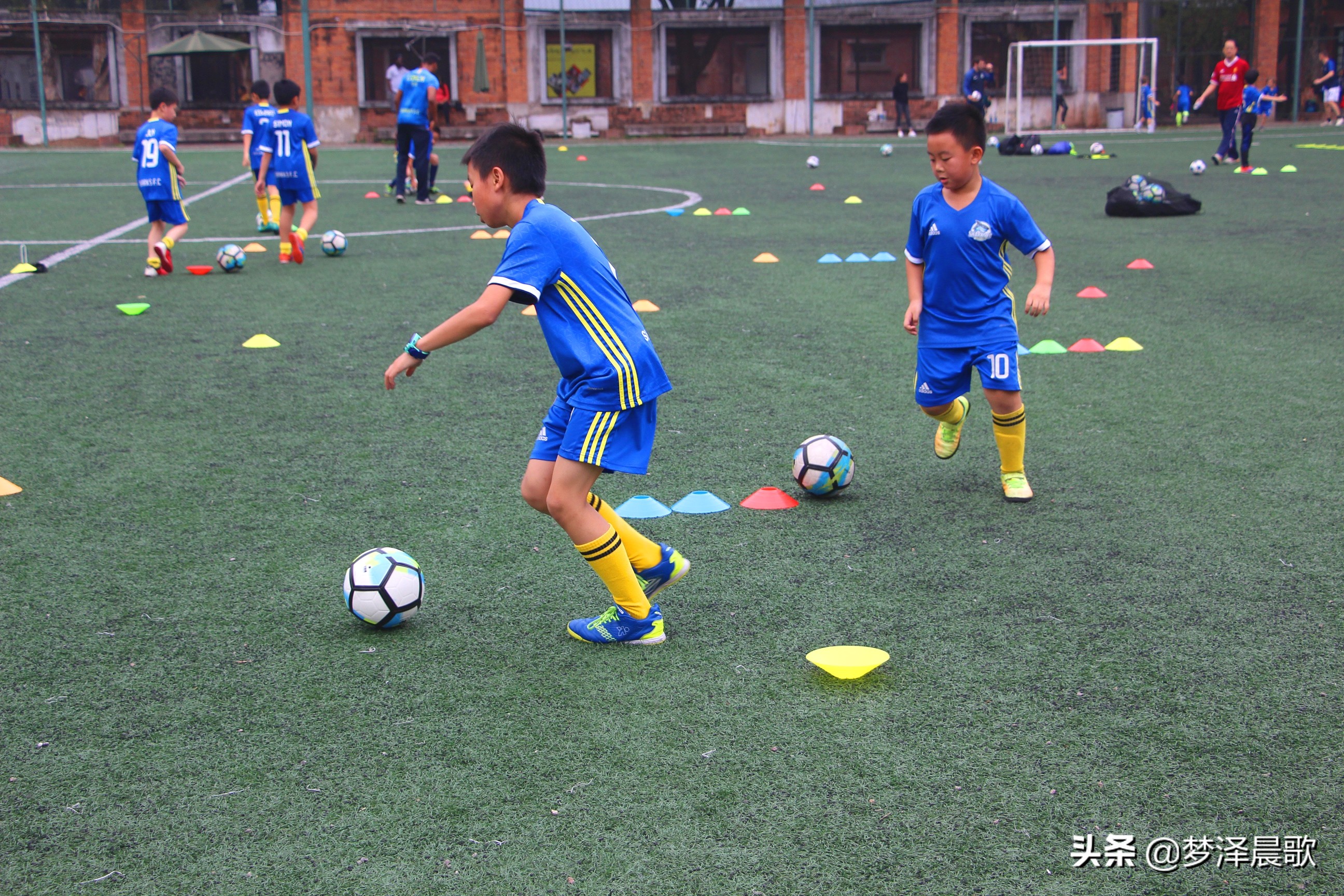 少儿足球坚持梦想,少儿对足球的热爱