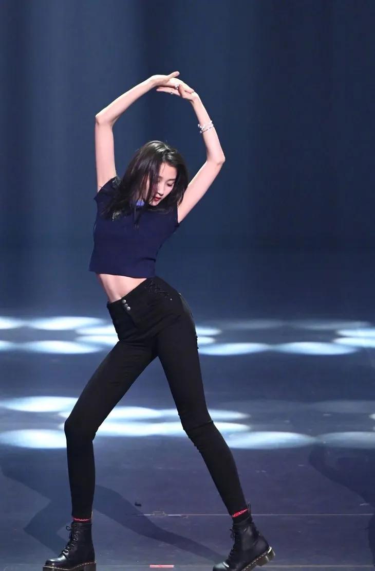 关晓彤同款only紫色小熊羽绒服,only关晓彤同款针织连衣裙