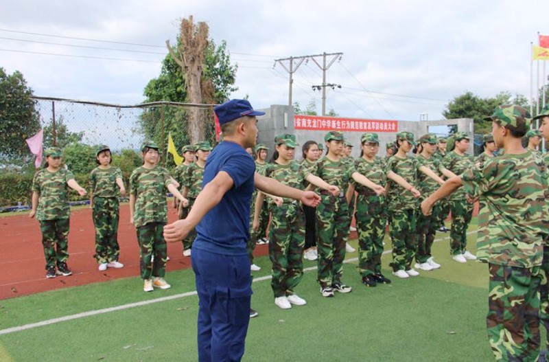 鹰隼试翼翅期待奋飞时：南充龙门中学火热军训第2日