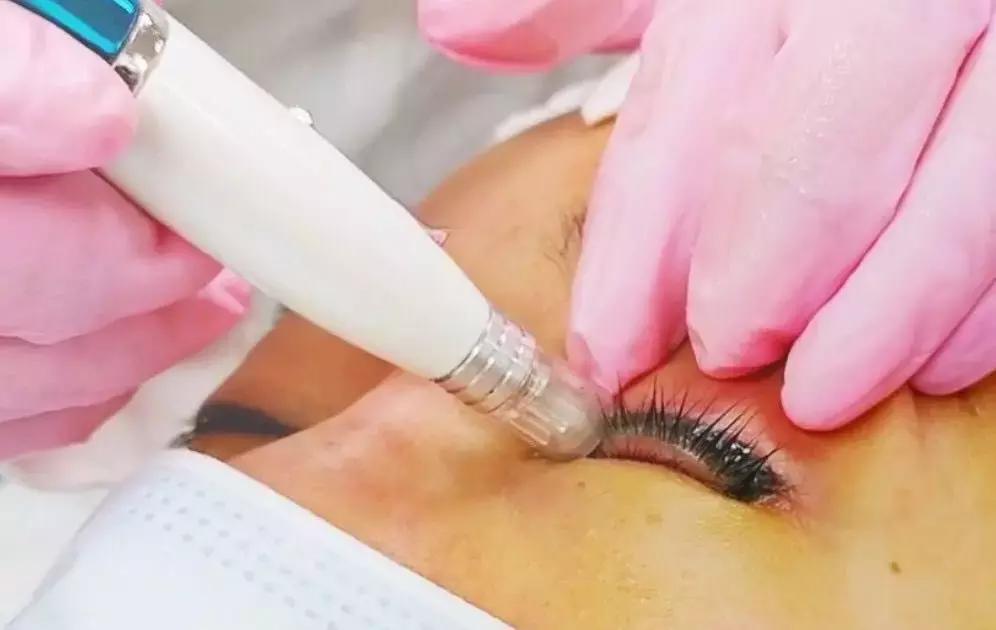 吴谨言迪丽热巴对比惨烈，热巴年纪更小却因这个bug显老10岁？