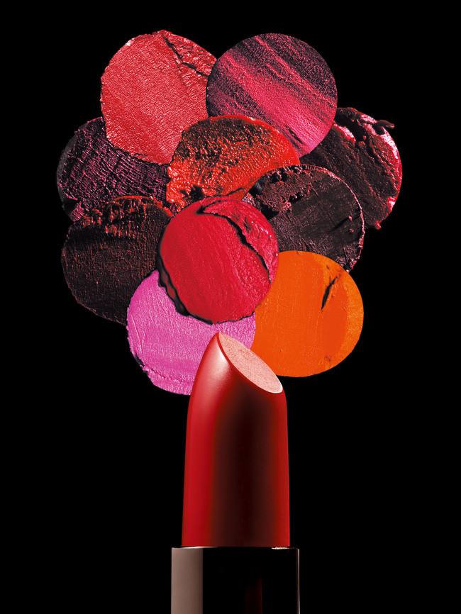 自己用花朵制作的口红既好看又好用，身边的朋友都羡慕了。