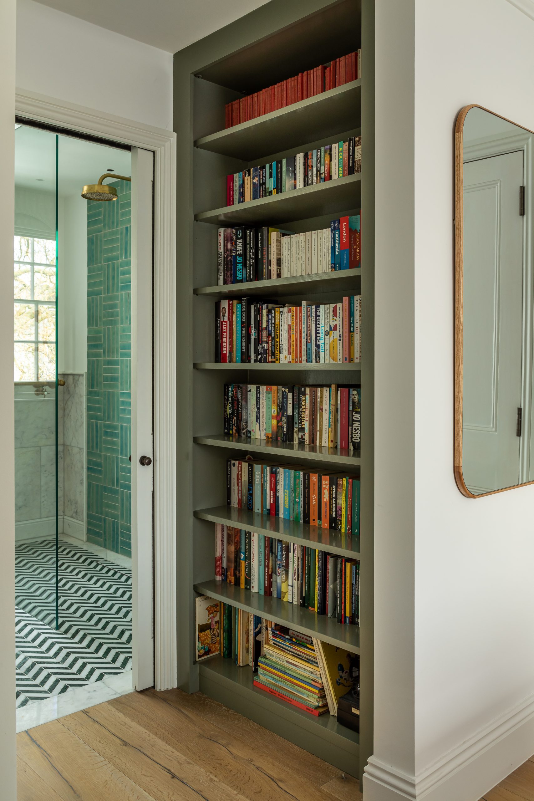 麻雀变凤凰背面图,黄铜高级轻奢装修客厅