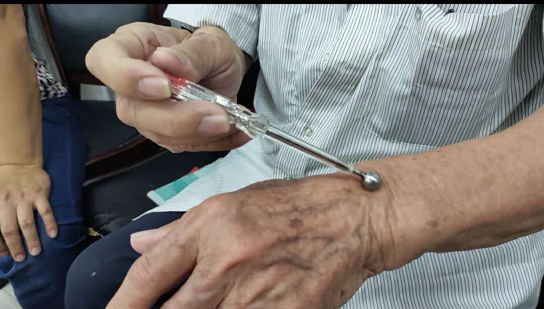 荔湾｜高手在民间！耄耋老人发明微电按摩笔，还获得了国家专利