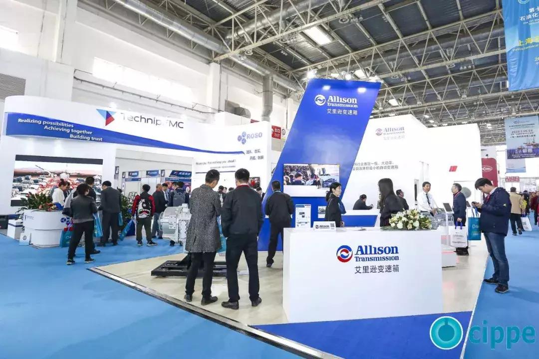 顾秀莲、马培华、李毅中、张来斌参加一年一度的世界石油装备大会cippe