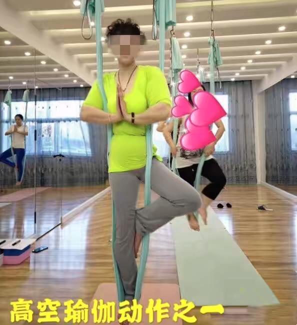 假体隆胸坏死,女子隆胸30年的假体突然破