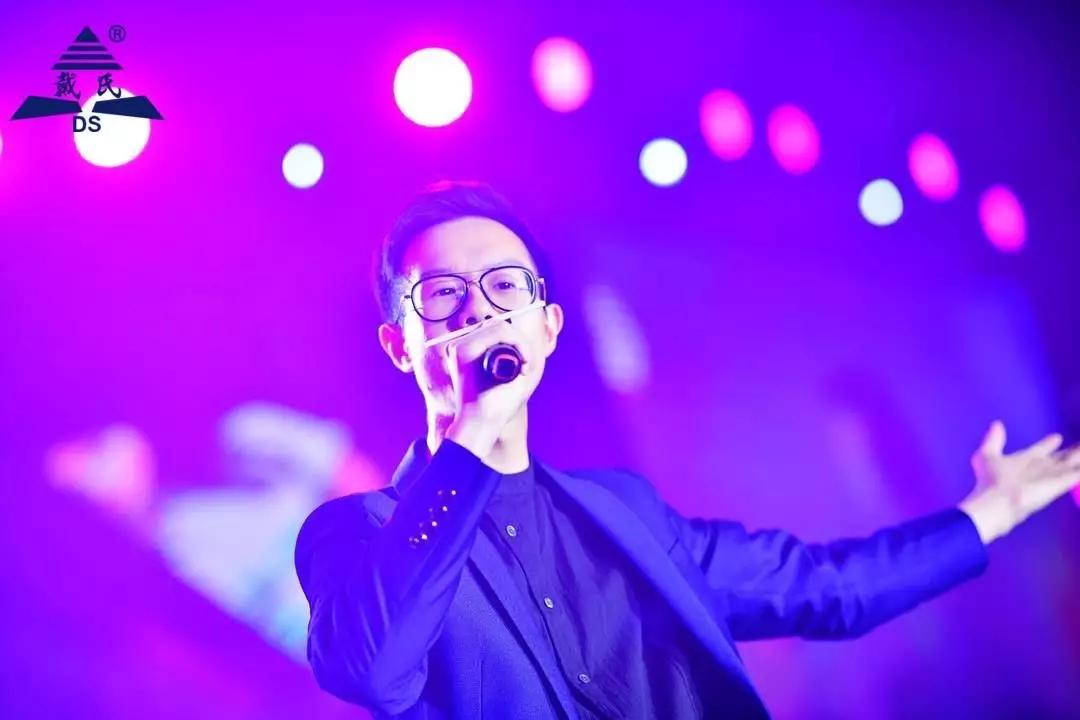 规范自律天道酬勤，奉献担当人心有秤，戴氏教育名航部拜年会