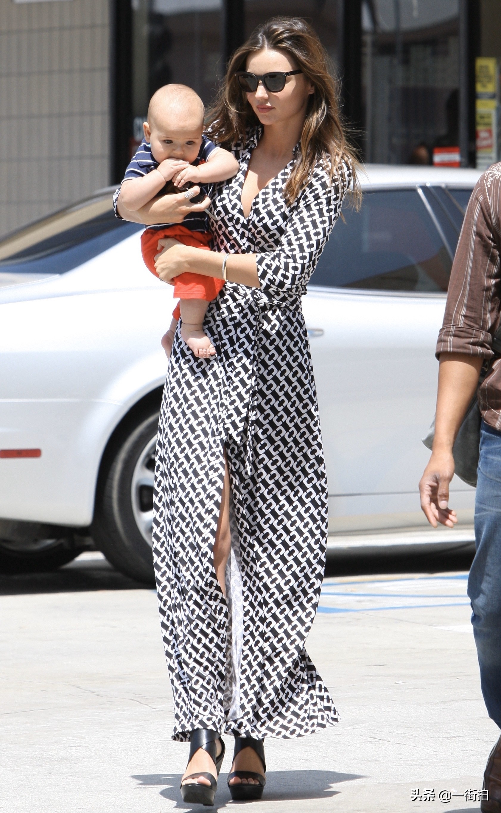 米兰达可儿儿子小开花出街照片,米兰达可儿10岁长子胖成球