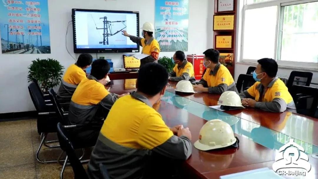 他们为14万支绝缘子集体“洗澡”