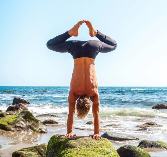 男士瑜伽展示力量,男士练瑜伽帅呆了