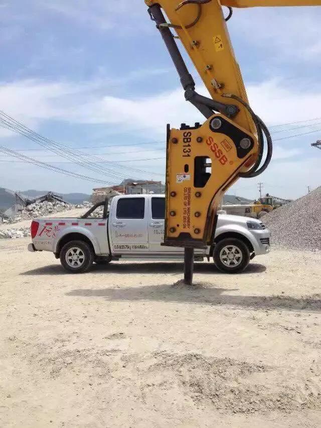 挖机破碎锤漏的是什么油,挖机缺液压油破碎锤能用吗