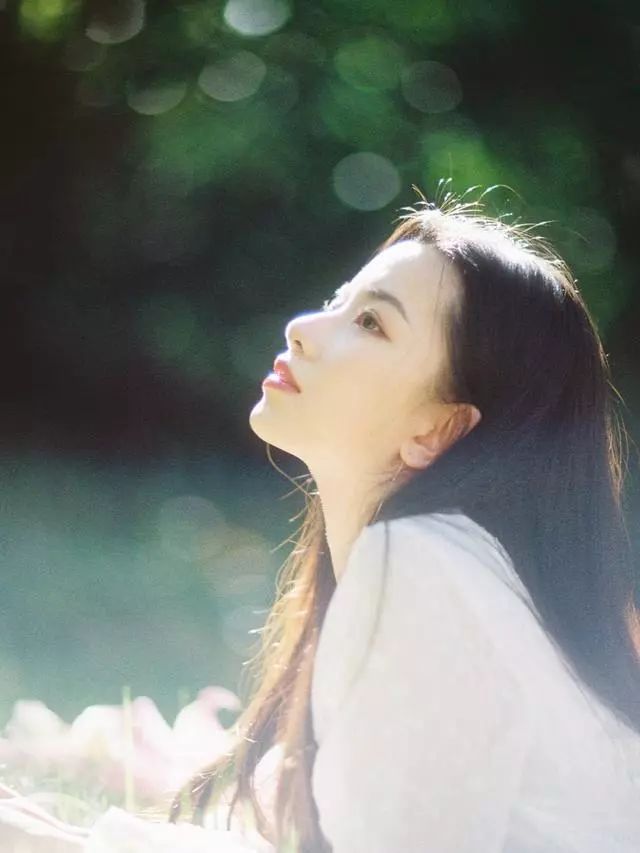 拍人像自己做pose好还是摆拍好,拍照小技巧不会摆pose的看过来