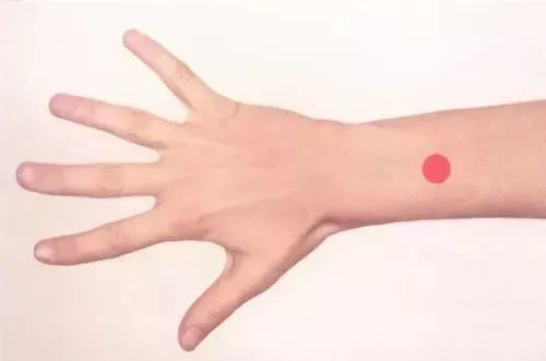 长期按着手心揉起什么疗效,按摩手心能治疗哪些疾病