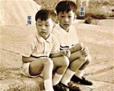 黄家驹戴面具唱的歌,黄家驹戴的十字架