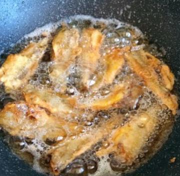 油炸鱼怎样把鱼刺炸酥,脆皮鱼怎样才能把鱼刺炸酥