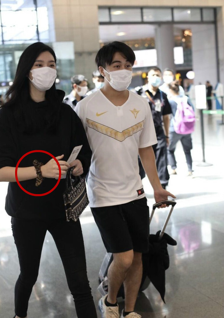 何猷君求婚奚梦瑶穿的增高鞋子,何猷君奚梦瑶比心