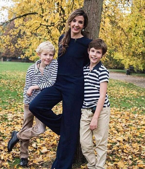 卢森堡前王妃特西再婚，婚纱选V领白裙优雅美，两位王子给当伴郎