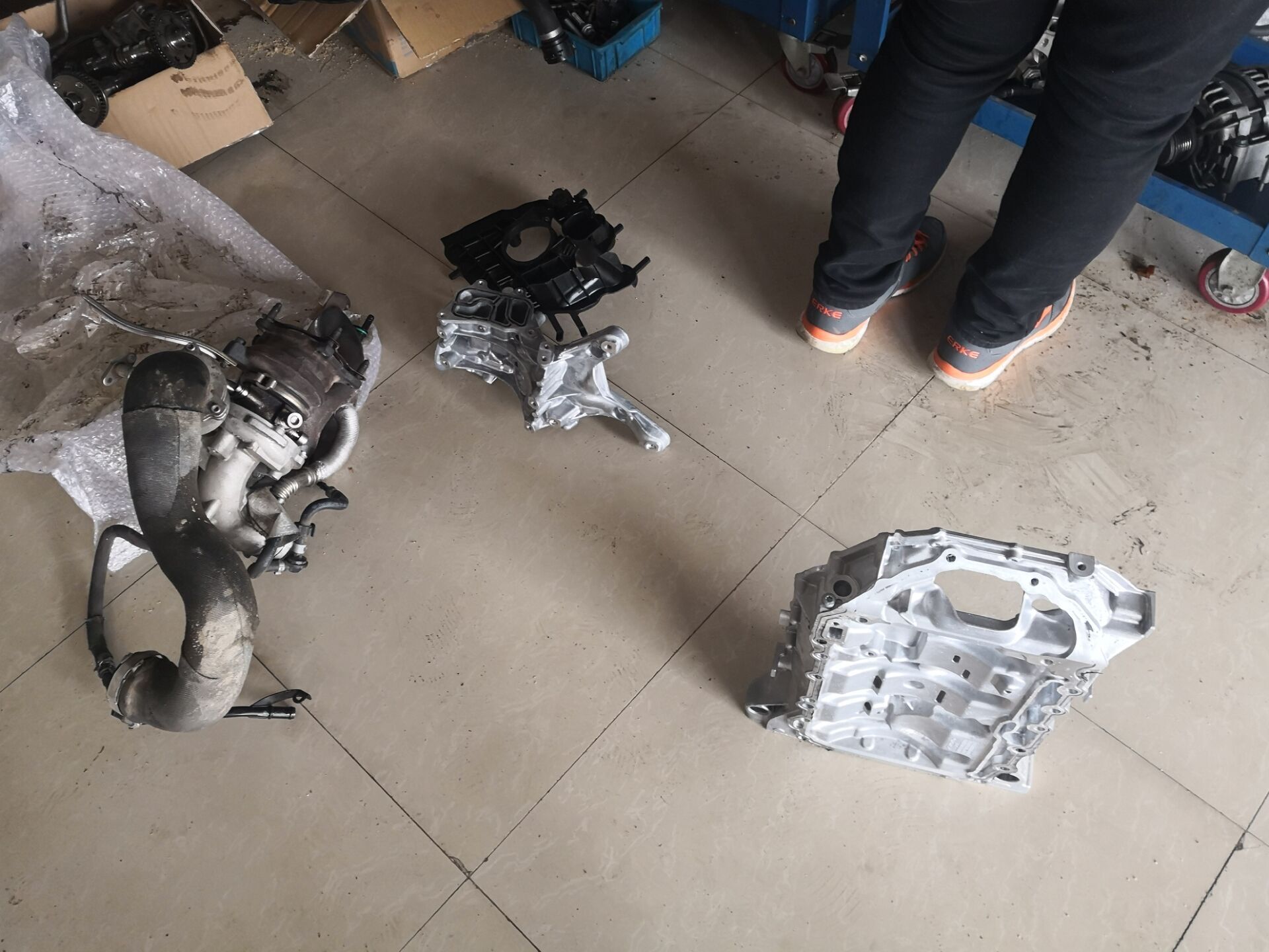 奥迪a4l严重烧机油怎么解决,奥迪a4l缸盖三通刚换过还是漏水