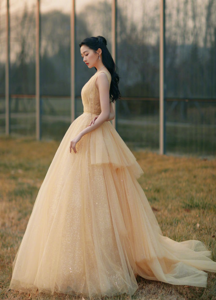 关晓彤鹅黄色抹胸纱裙仙女范十足,关晓彤红毯贝儿