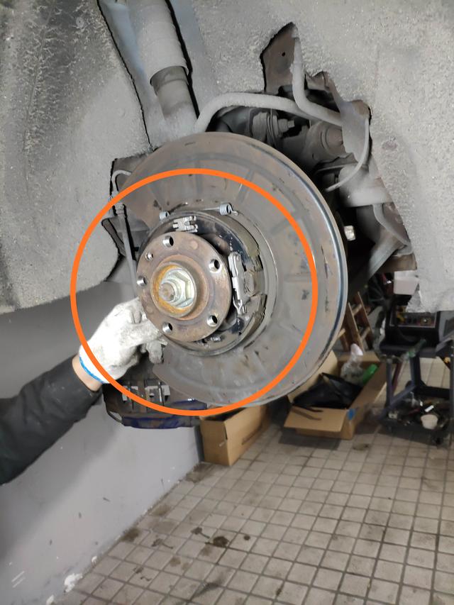 玛莎拉蒂底盘异响通病,10万公里的车底盘悬架吱吱响