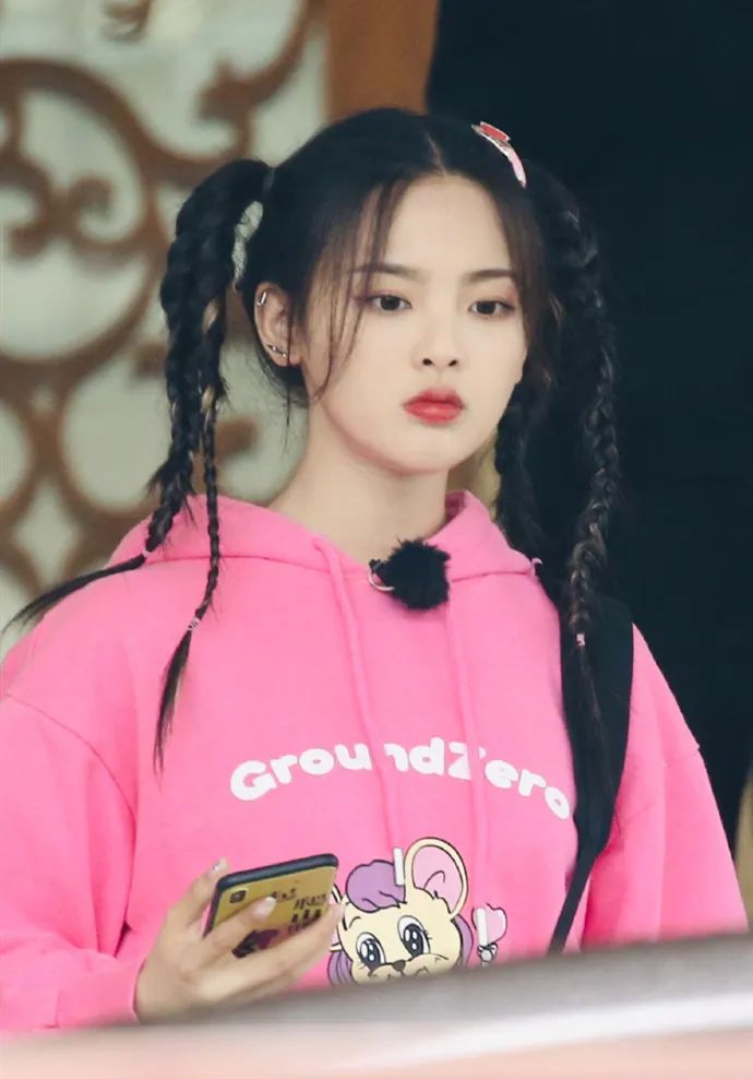 杨超越双麻花辫发带,杨超越同款双麻花辫服饰搭配