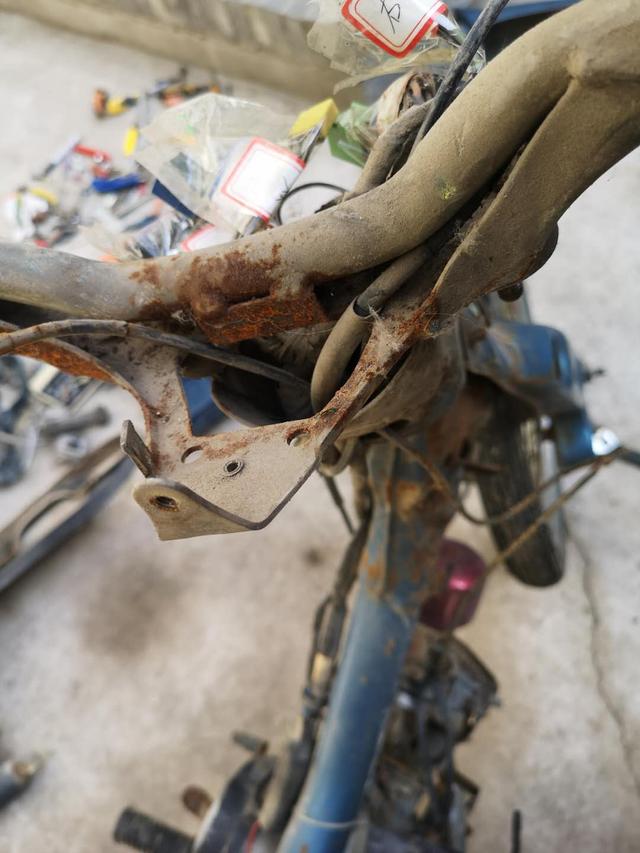 本田摩托车幼兽70c,改装老款铃木摩托