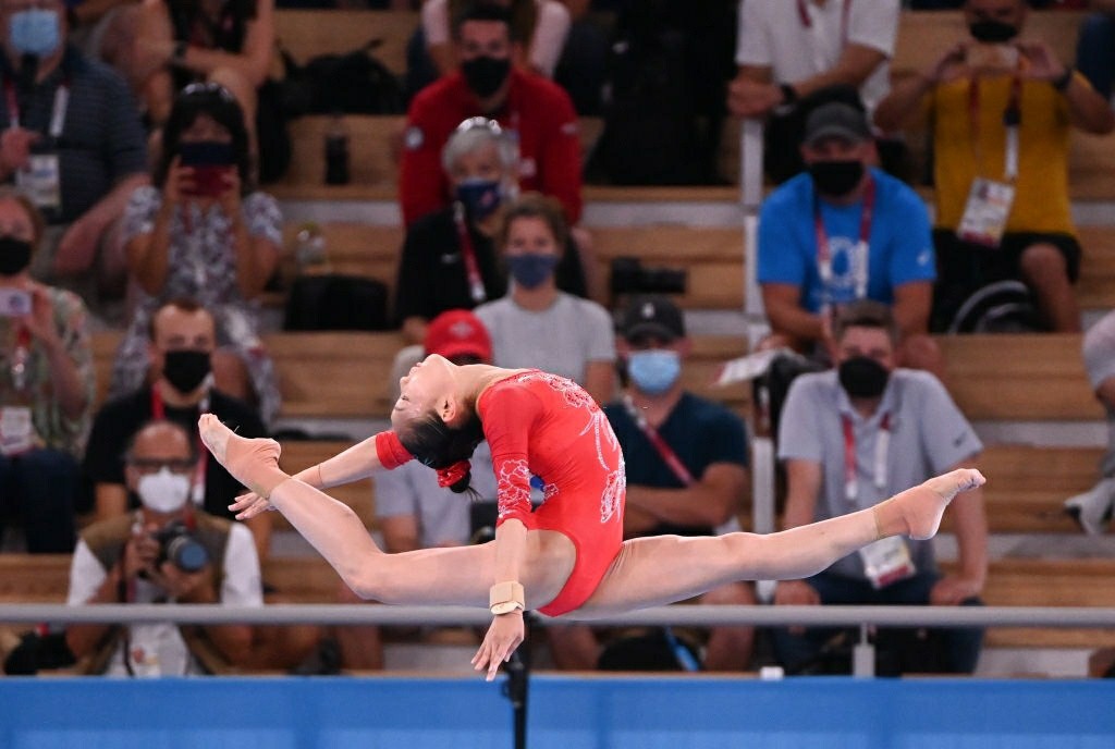 中国体操白衣服,体操服中国红