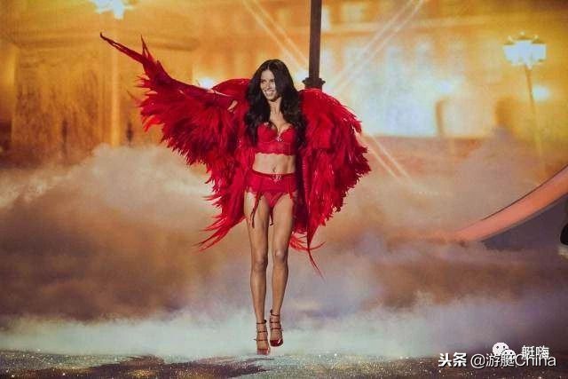 吉娘娘与刘雯一起走秀,刘雯吉娘娘同台