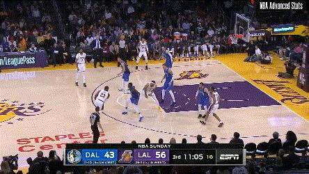 詹姆斯的传球意识到底有多强,35岁詹姆斯抢断湖人