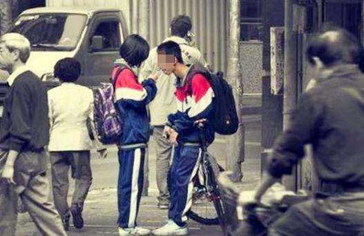 13岁女孩脖子上有“草莓印”，妈*逼妈**问下，孩子的回答引深思