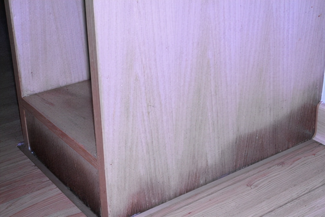 房子一楼下雨潮湿怎么办,下雨天房子里面墙潮湿什么原因