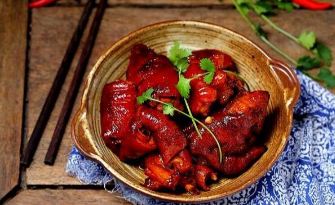 猪蹄炒糖色总容易糊？小火慢炒色泽才红润！入味又有嚼劲