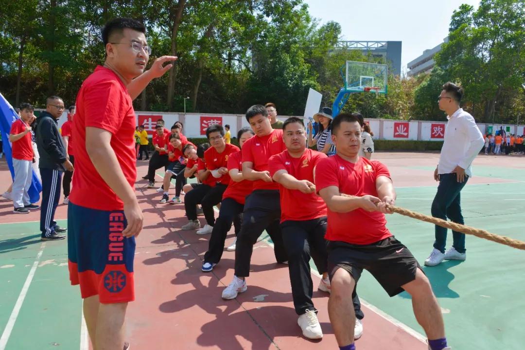 “老师，你拔河的样子真美！”“谁拍的赶紧撤！！！”