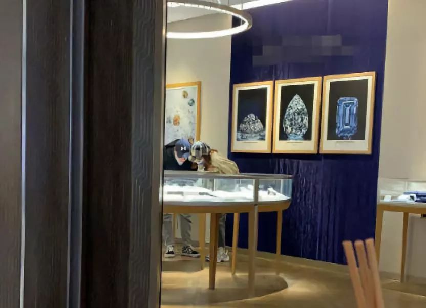 张亮晒受伤照被网友骂遭报应，看来只有官宣真相才能救回人设