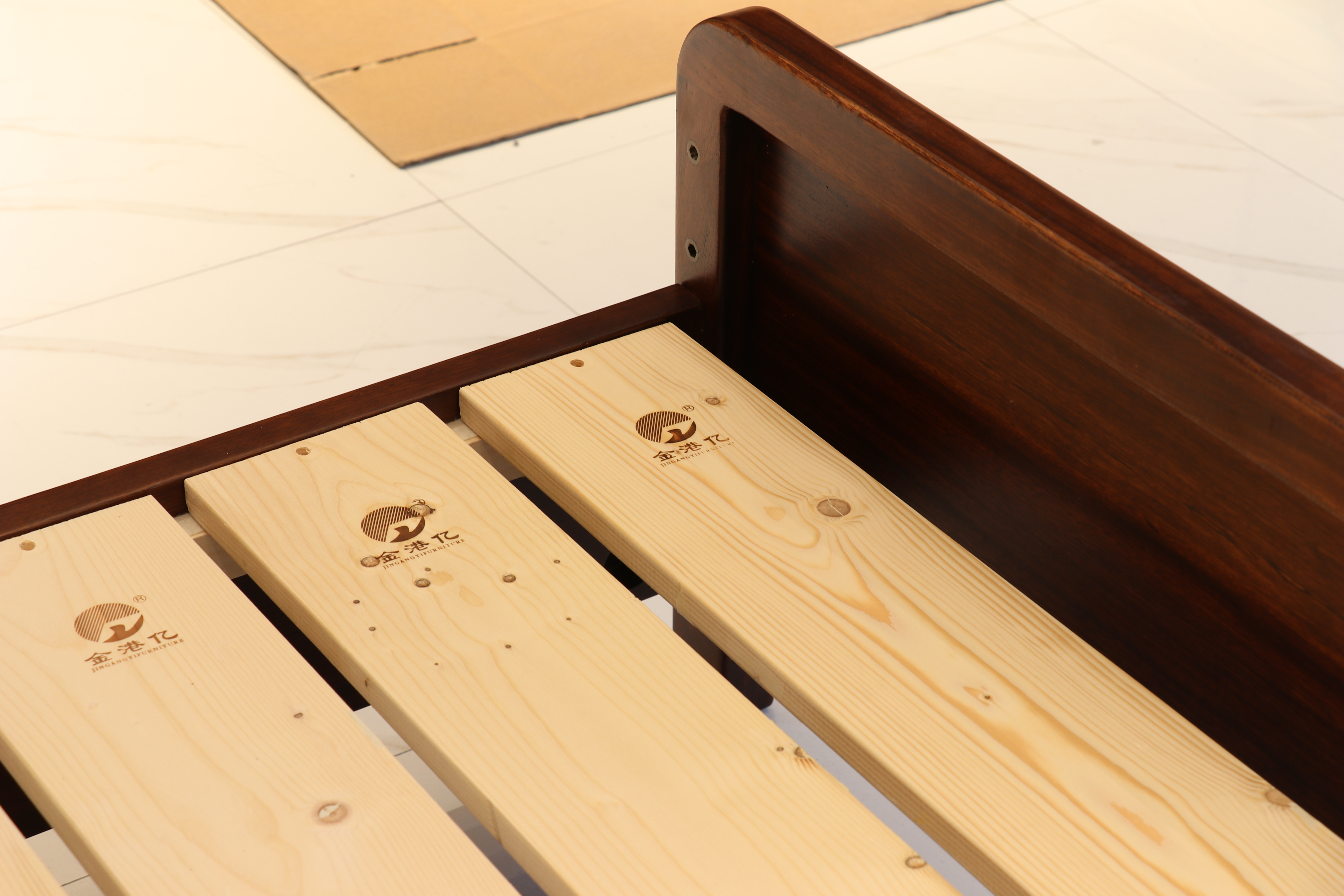 再便宜的实木床有这三点也不能买,实木床到底怎么买