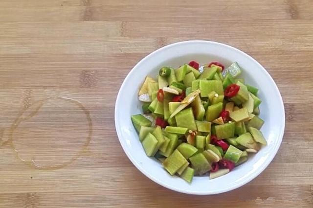 春节必备的凉拌萝卜教程，腌萝卜时这1步不能少，辛辣味自动去除